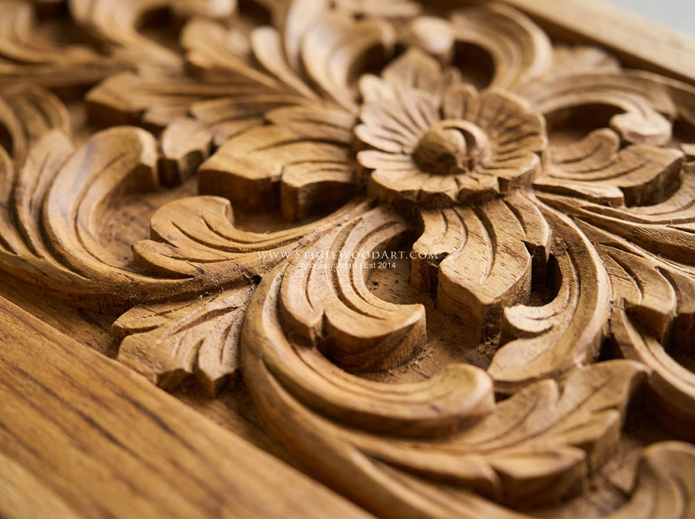 Detail motif ukir kayu Jepara pada panel jati